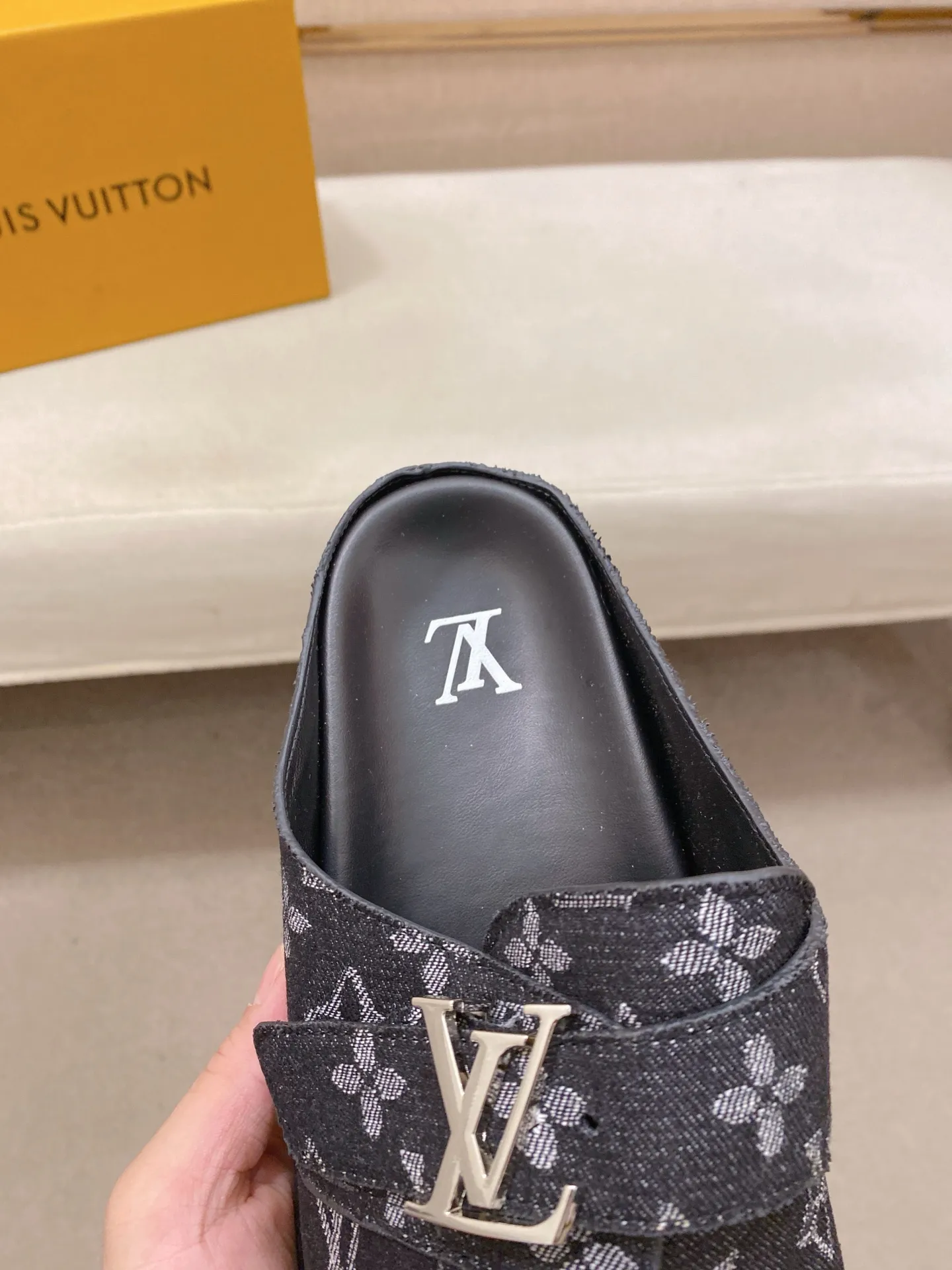 Men's shoes 💰: 360💰LV made 🔍Top purchasing agents, men's spring and summer slippers are available at the same counter. The uppers are made of Italian imported denim with logo graphics and high-quality craftsmanship. The soles are original soles specially provided by the original factory. The exclusive movable molded soles are super comfortable. Original factory follow-up products. 🔍🔍High quality. You can enter and exit the counter at will. Welcome to compare. The code number is 38-44.